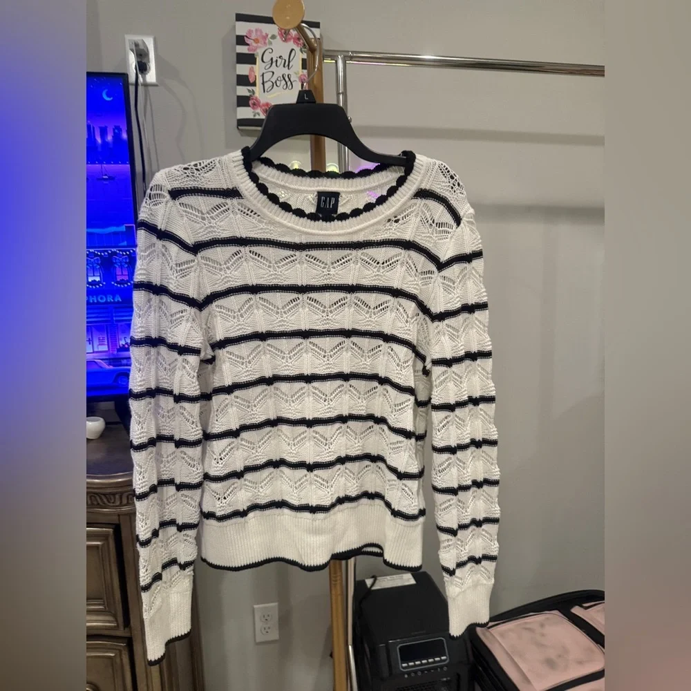 GAP Women's Sweater with Black and White Pattern - Picture 2 of 7